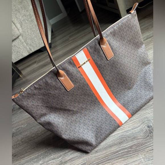 Michael Kors weekender bag in excellent condition from pet and smoke free home - Picture 2 of 16